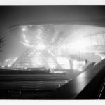 Schwarzweiss Fotografie von der BMW Welt bei Nacht im nebligen München