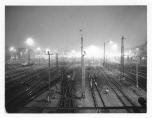 Ausblick auf den Münchener Hauptnahnhof, schwarzweiss Fotografie bei Nacht