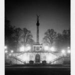 Scharzweiss Fotografie vom friedensengel in München bei Nebel