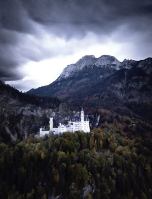Neuschwanstein-Castle-James-Murray-Bild-artig Stimmungsvoller Blick auf das Schloss Neuschwanstein. Fotografie von James Murray.