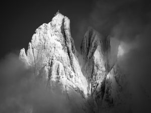Das Bild »Der Berg« von Roland Wagner